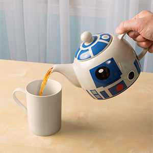 iqhq_r2-d2_ceramic_teapot_inuse